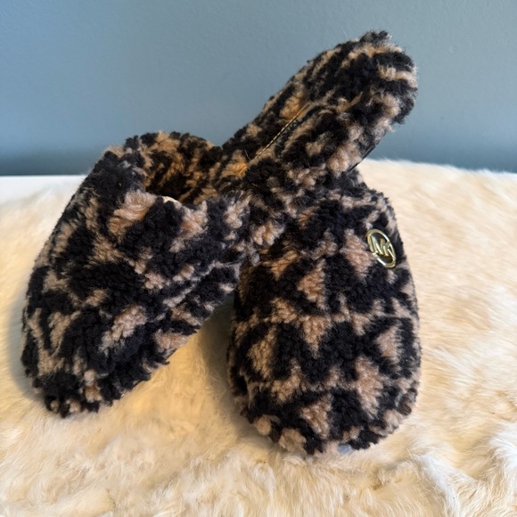 Michael Kors Alexis Closed Toe Faux Sherpa Slippers - Picture 2 of 9